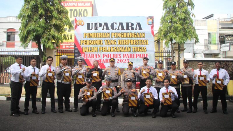 Kapolres Parepare Beri Penghargaan kepada 30 Personel Berkinerja Lebih