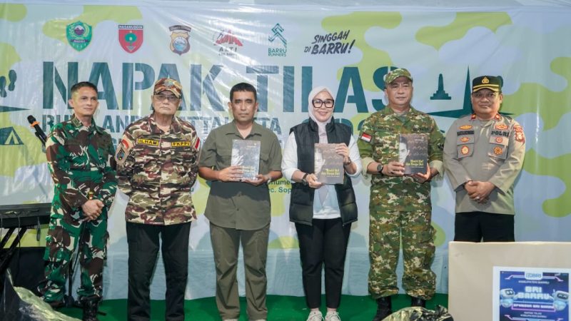 Bupati & Wakil Bupati Barru Dihadiahi Buku Otobiografi Andi Mattalatta di Momentum Napak Tilas