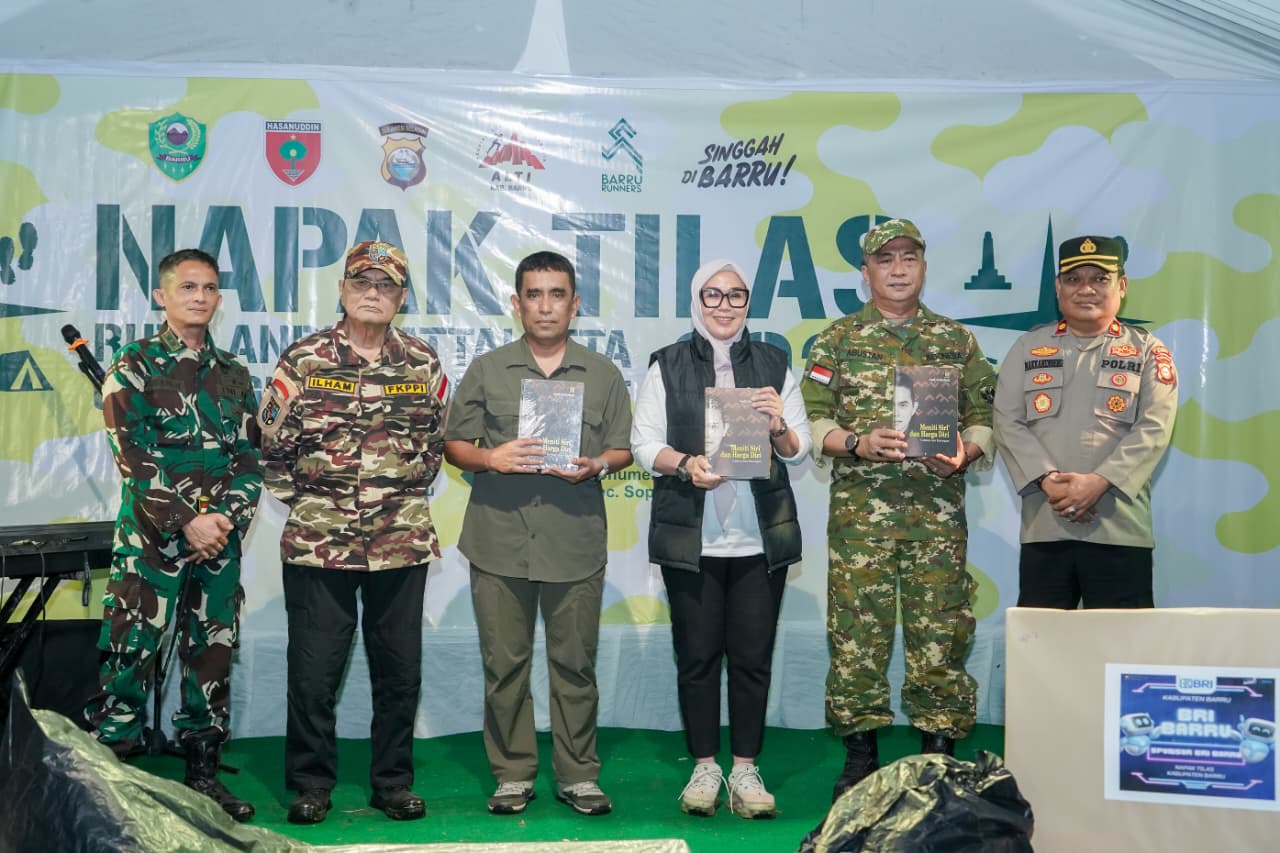 Bupati & Wakil Bupati Barru Dihadiahi Buku Otobiografi Andi Mattalatta di Momentum Napak Tilas