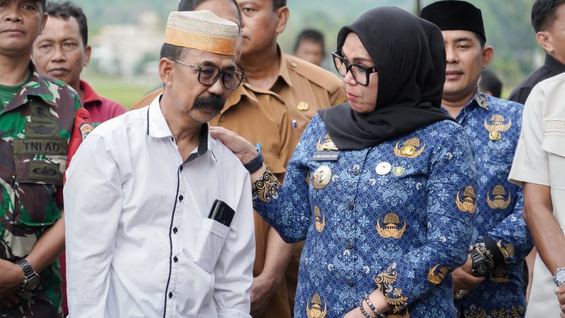 Bupati Barru Hadiri Penyerahan Wakaf Mobil Ambulans Dari H Salama ke Pemdes Tellumpanua