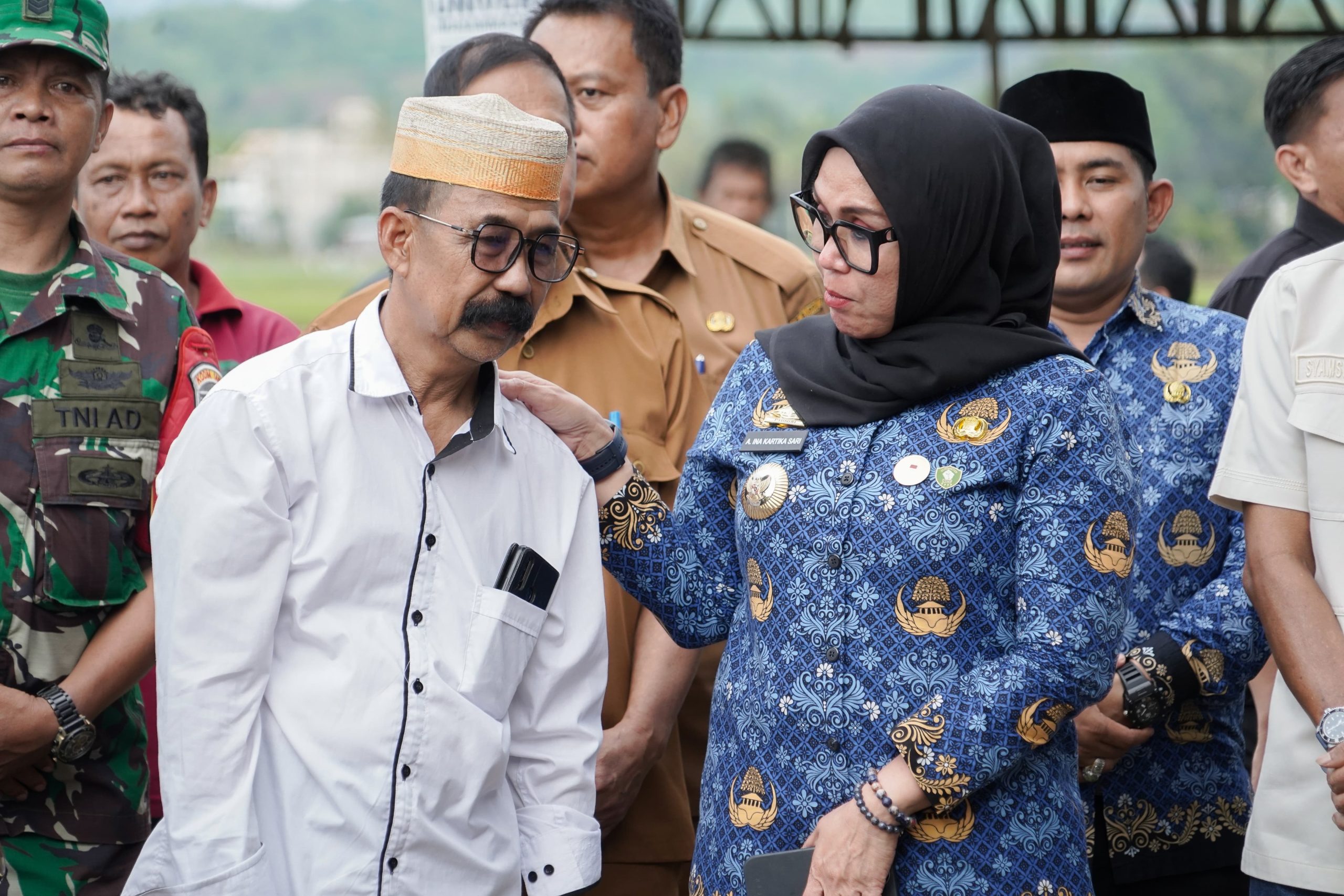 Bupati Barru Hadiri Penyerahan Wakaf Mobil Ambulans Dari H Salama ke Pemdes Tellumpanua