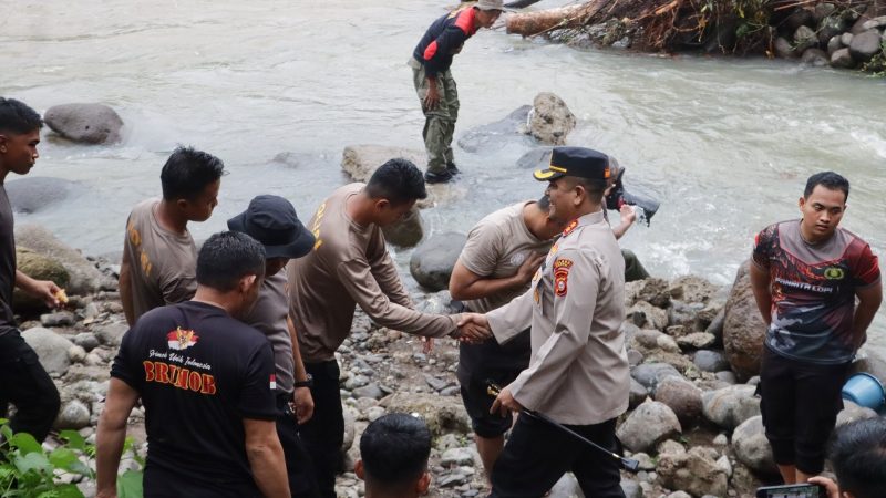 Brimob Sulsel Bersama Polres Barru Bangun Jembatan Darurat Sepanjang 25 Meter di Pakka Desa Nepo