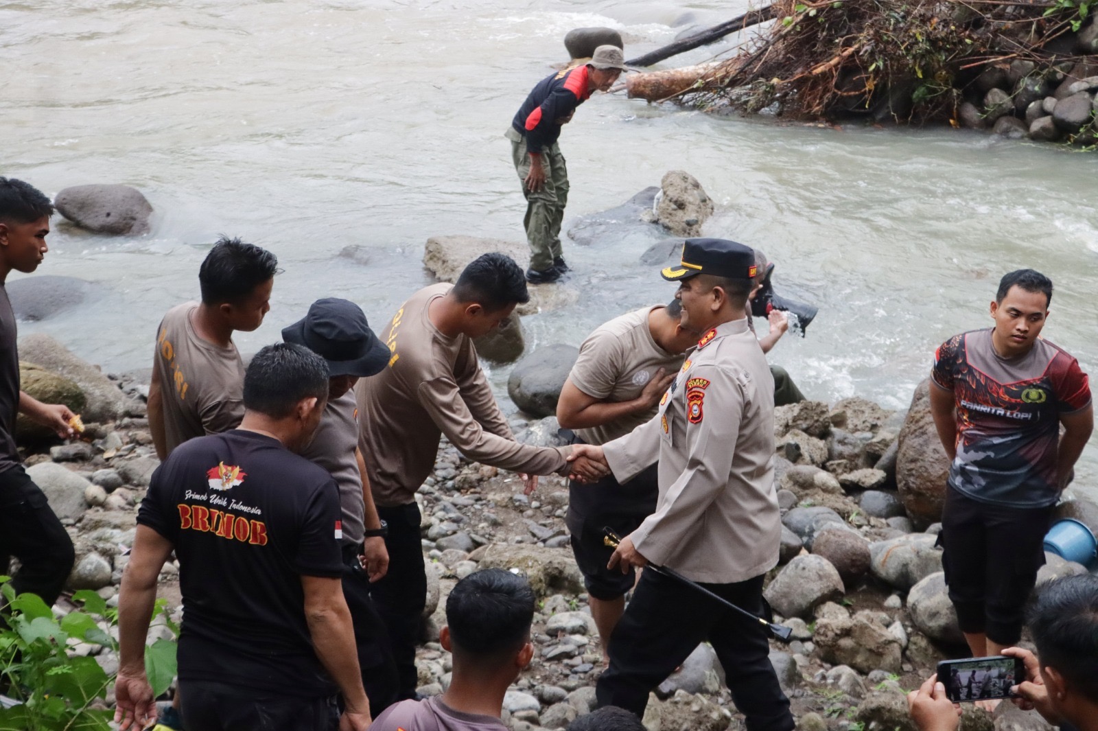 Brimob Sulsel Bersama Polres Barru Bangun Jembatan Darurat Sepanjang 25 Meter di Pakka Desa Nepo