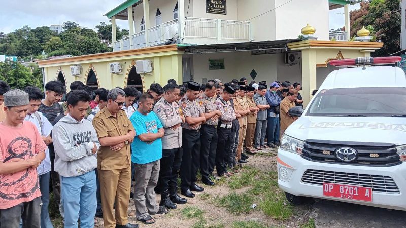 Walikota Tasming Hamid Ikut Salat Jenazah Korban Tenggelam di Pantai Lumpue