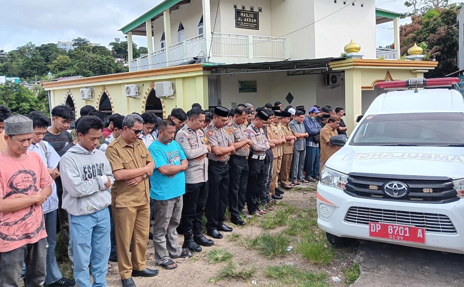 Personil Polres Parepare Ikut Salat Jenazah Remaja Korban Tenggelam di Pantai Lumpue