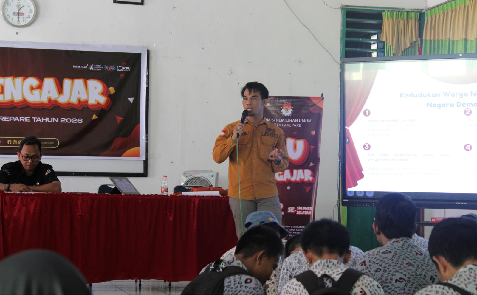 KPU Parepare Gelar Sosialisasi di SMAN 2 dan 3, Siswa Antusias Ikuti Diskusi Kelompok-Kuis Pemilu