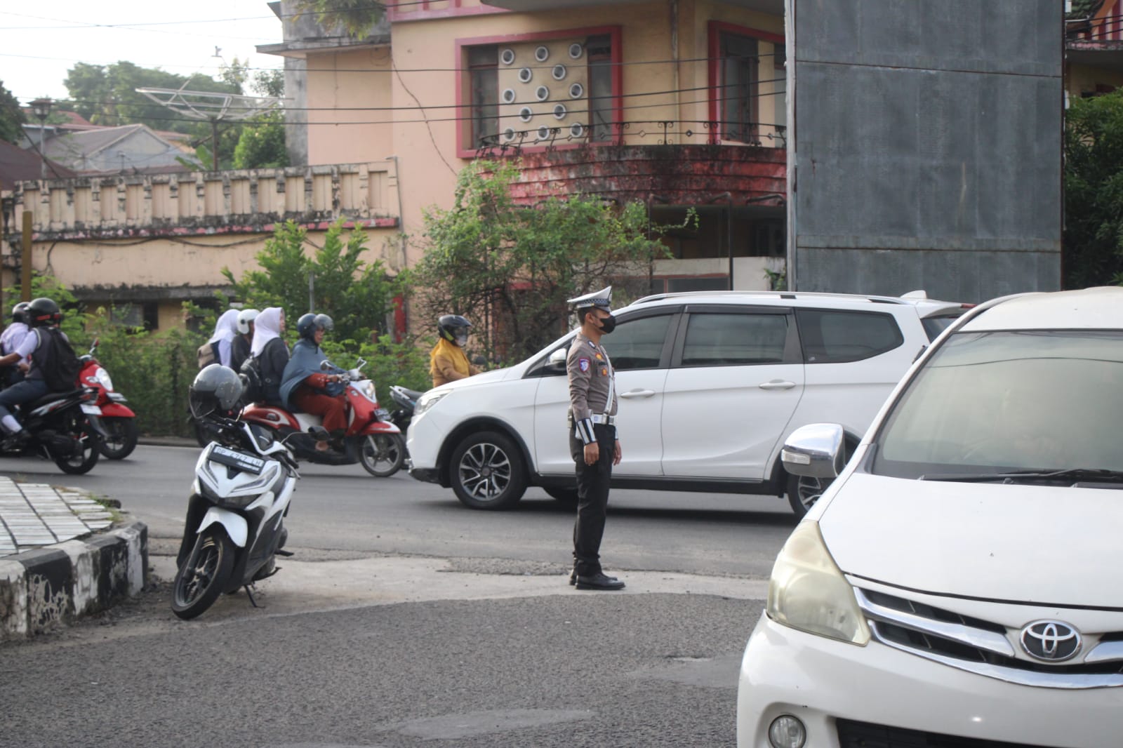 Personil Polres Parepare Berikan Perlindungan dan Rasa Nyaman Bagi Pengguna Jalan