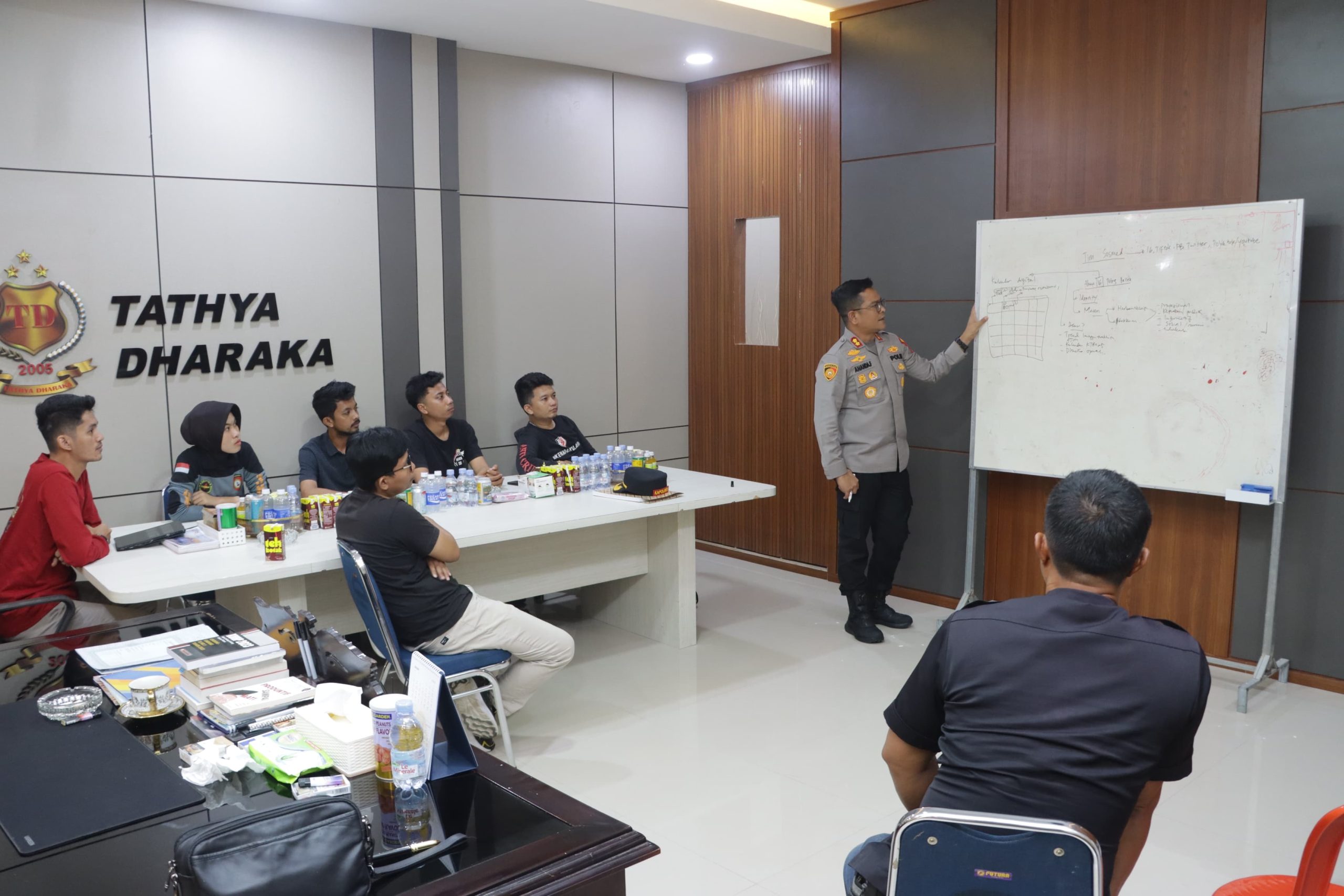 Tingkatkan Profesionalisme Kehumasan Polres Barru, AKBP Ananda Berikan Bimbingan Teknis