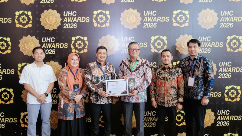 Berhasil Perluas Jaminan Kesehatan Masyarakat, Pemkab Barru Diganjar Penghargaan UHC Awards Kategori Madya