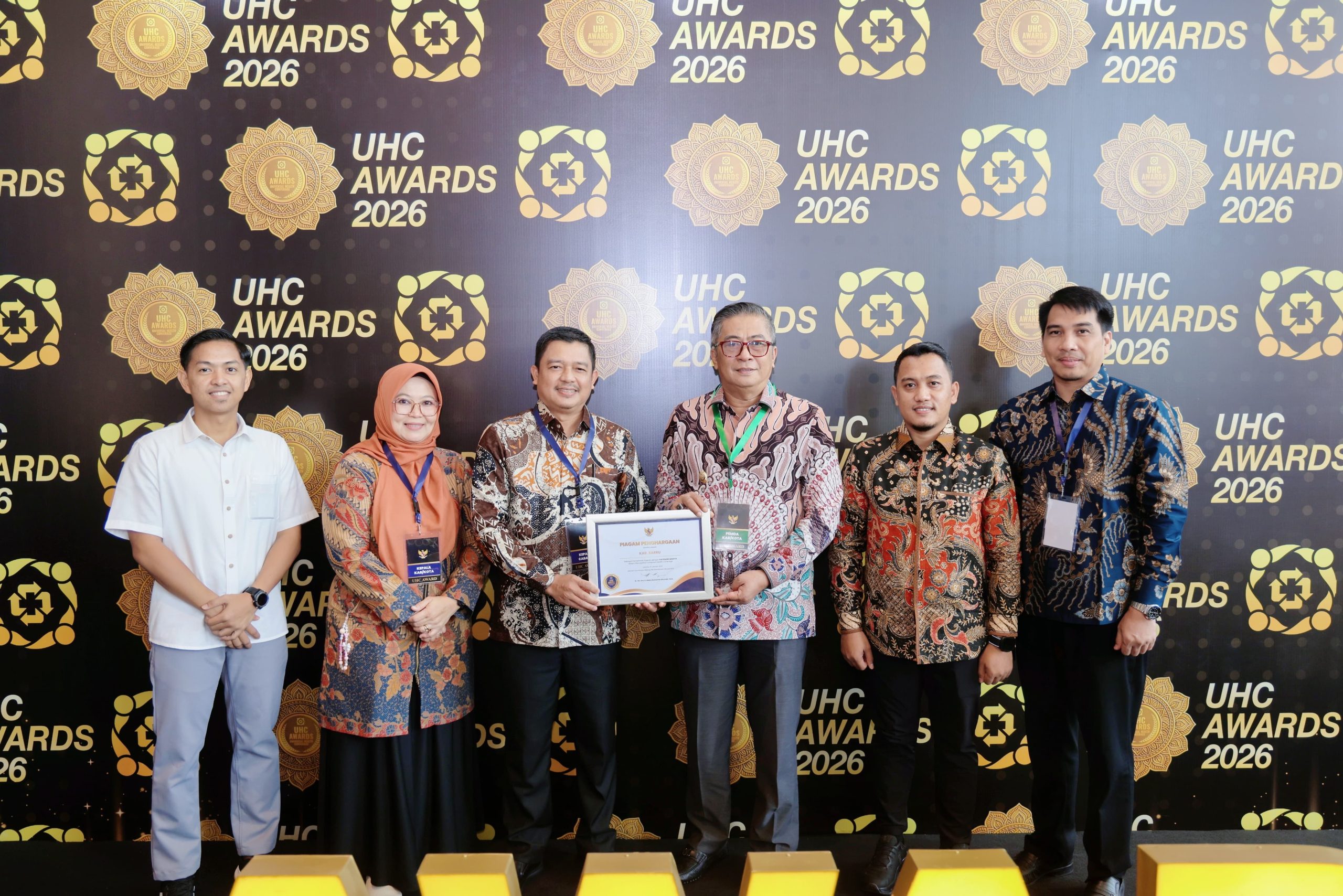 Berhasil Perluas Jaminan Kesehatan Masyarakat, Pemkab Barru Diganjar Penghargaan UHC Awards Kategori Madya