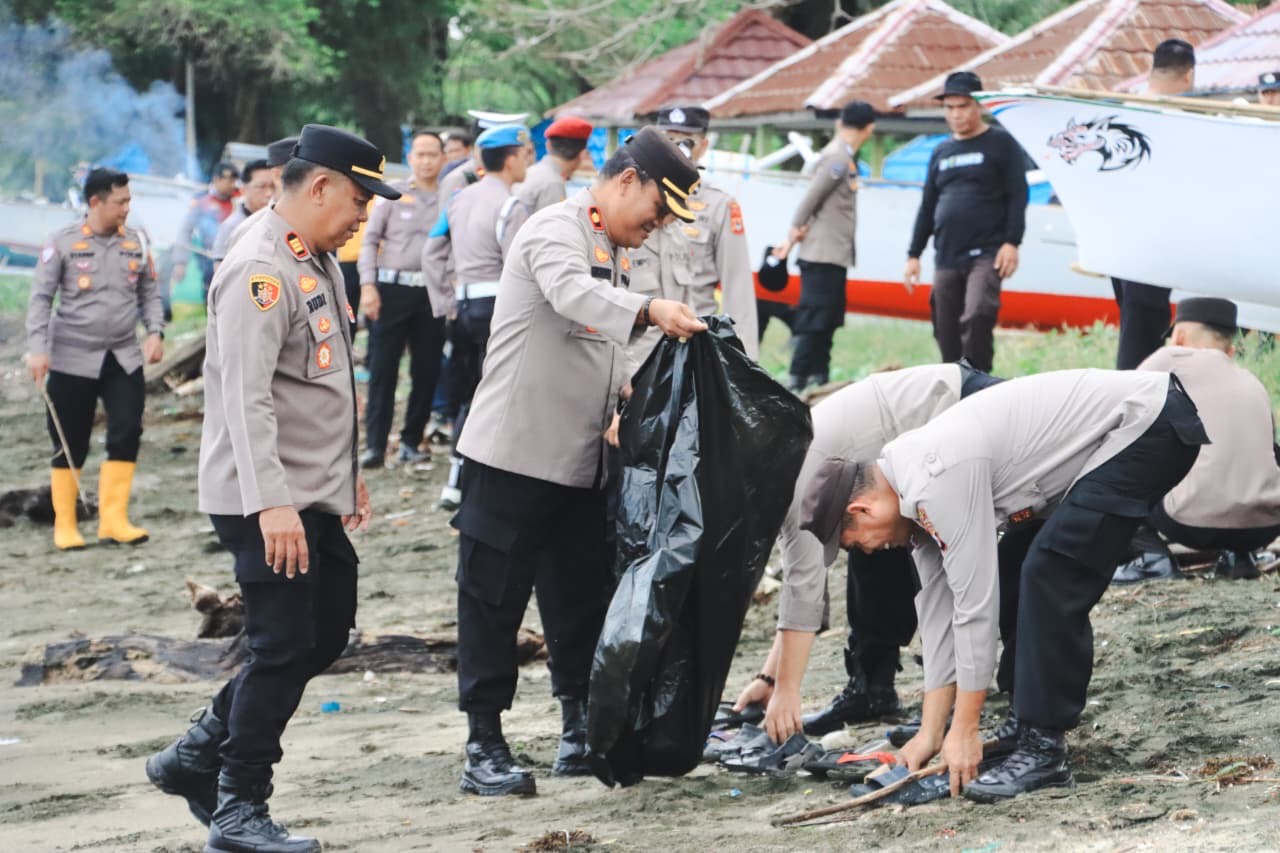 Laksanakan Arahan Presiden Prabowo, Polres Barru Kerja Bakti di Sejumlah Objek Wisata & Fasilitas Umum
