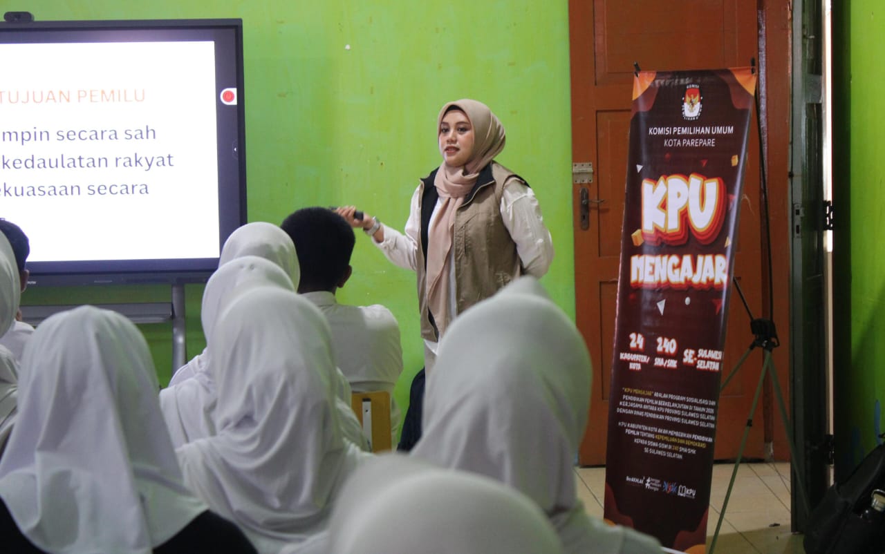 Melalui Program KPU Mengajar, KPU Parepare Edukasi Pemilu kepada Pelajar SMKN 3