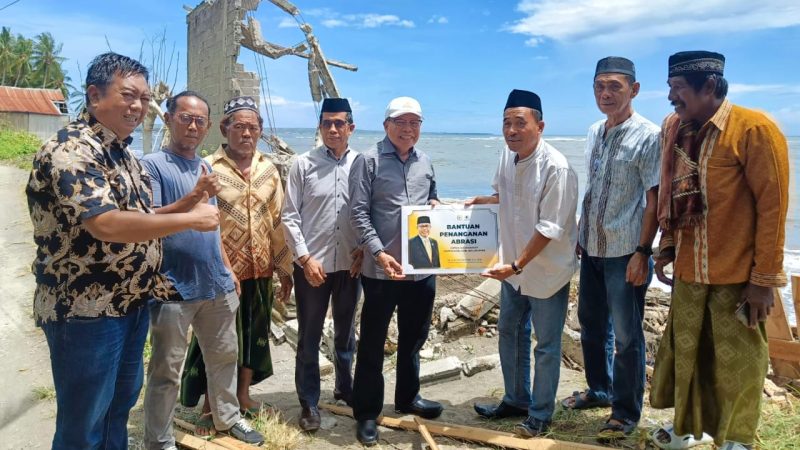 Taufan Pawe Salurkan Bantuan untuk Warga Terdampak Abrasi di Cappa Gusung Bulukumba