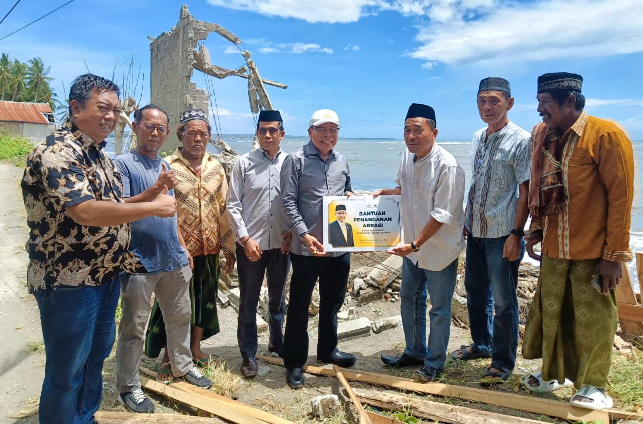 Taufan Pawe Salurkan Bantuan untuk Warga Terdampak Abrasi di Cappa Gusung Bulukumba