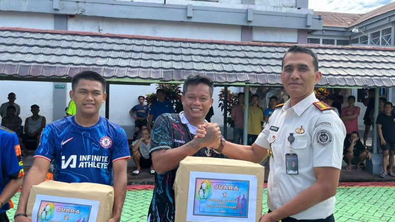 Lapas Parepare Serahkan Hadiah Turnamen Futsal Antar WBP