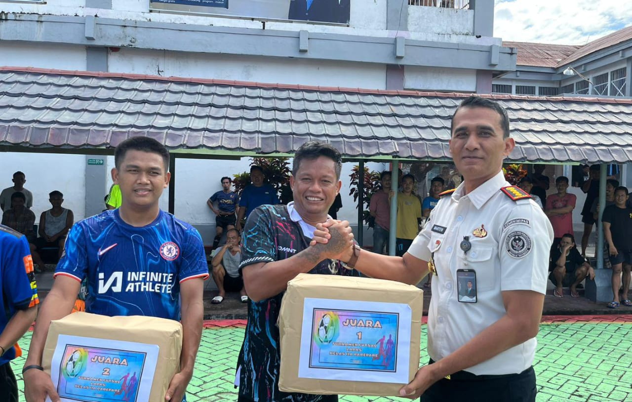 Lapas Parepare Serahkan Hadiah Turnamen Futsal Antar WBP