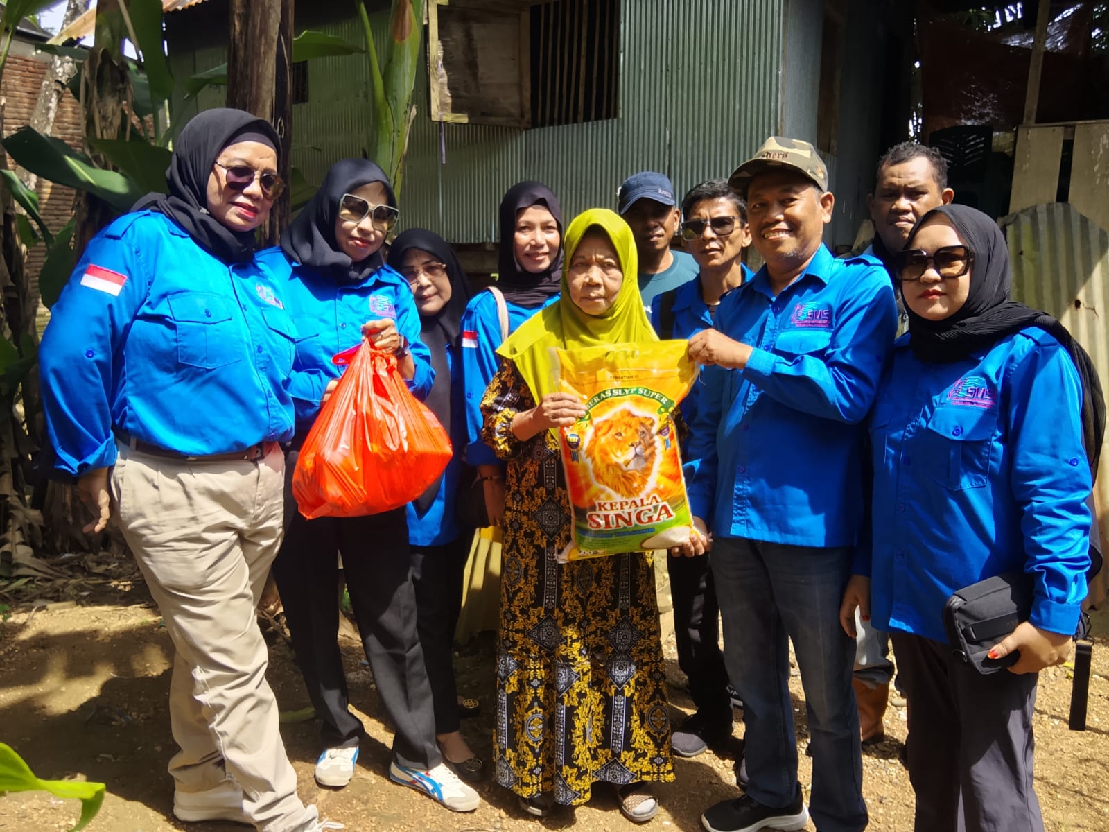Ketua SMSI Pangkep Salurkan Bantuan Sembako kepada Warga Pattallasang di Kelurahan Kelabirang