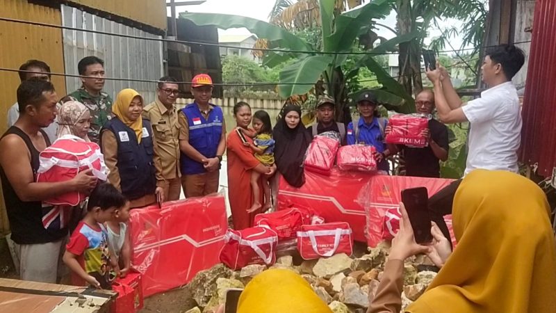 SMSI Pangkep dan Lurah Padoang Doangan Dampingi Dinsos Salurkan Bantuan Korban Longsor