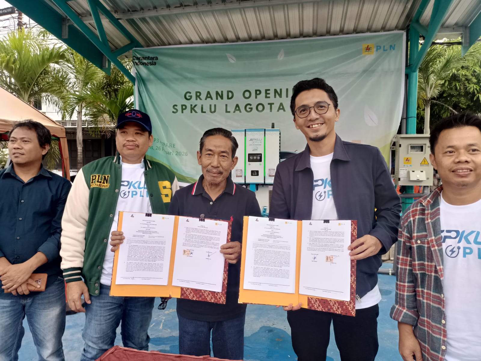 PLN Parepare Resmikan SPKLU Lagota Cafe & Resto, Bisa Isi Daya Dua EV Bersamaan