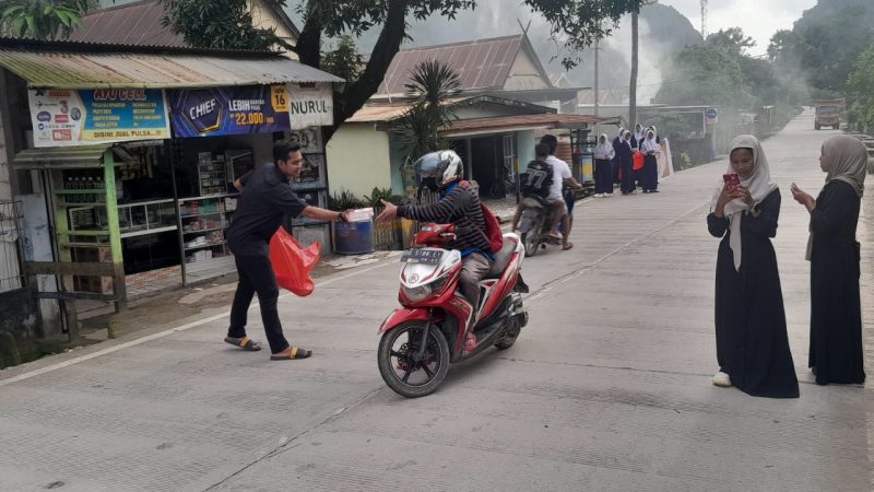 Pupuk Jiwa Sosial, OSIS UPT SMPN Bungoro Bagikan 195 Paket Takjil di Desa Mangilu