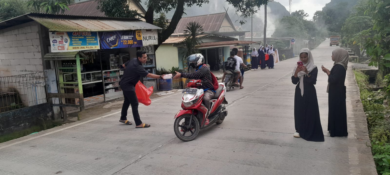 Pupuk Jiwa Sosial, OSIS UPT SMPN Bungoro Bagikan 195 Paket Takjil di Desa Mangilu