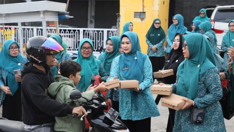 Andi Arfiah Tasming Pimpin PKK Parepare saat Berbagi Takjil di Empat Titik Strategis