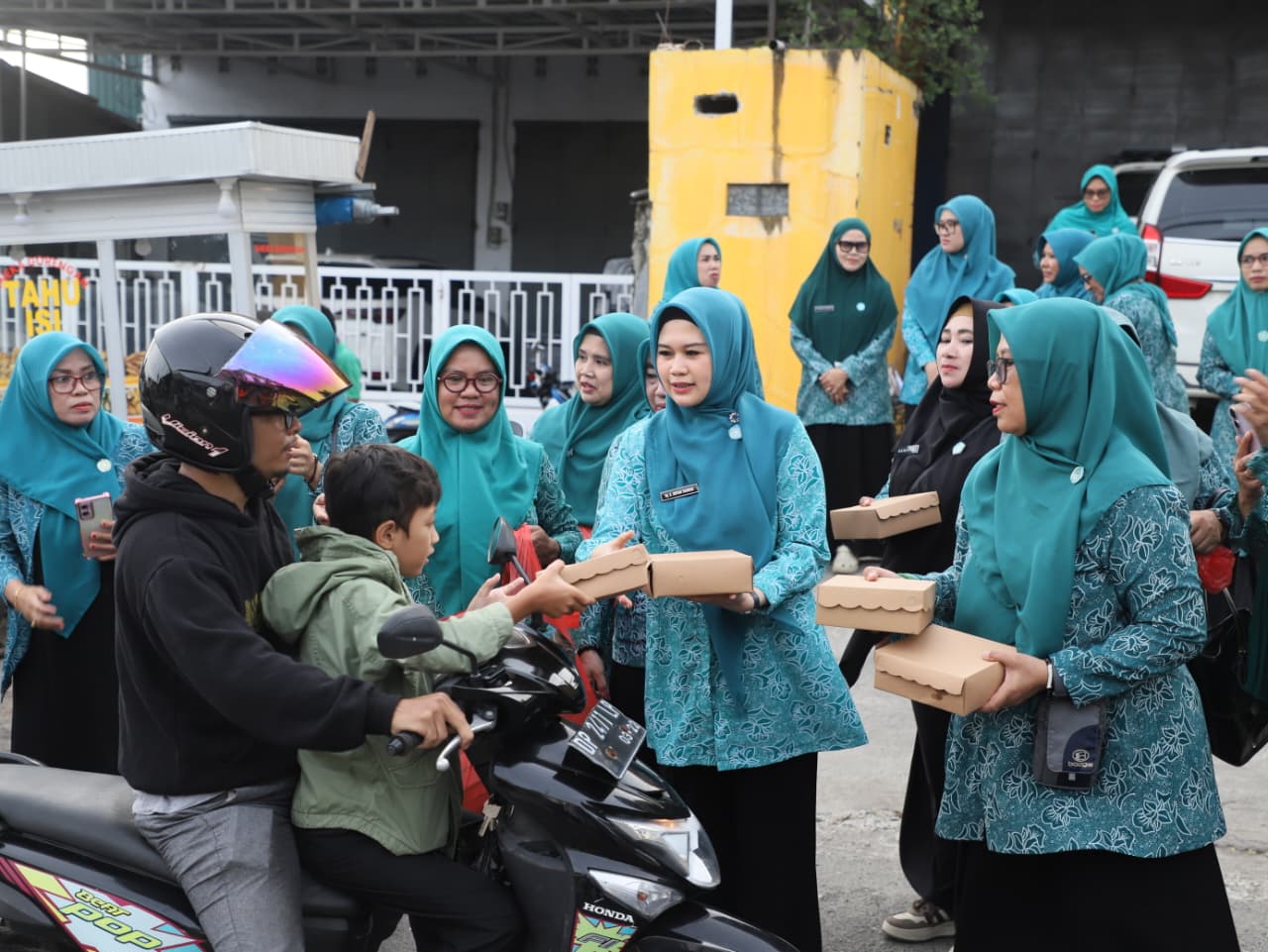 Andi Arfiah Tasming Pimpin PKK Parepare saat Berbagi Takjil di Empat Titik Strategis
