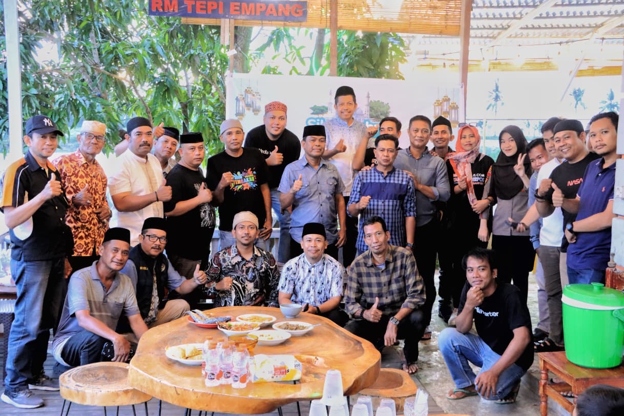 Perkuat Sinergi, Sat Narkoba & Humas Polres Barru Bukber Bersama Awak Media di Rumah Makan Tepi Empang