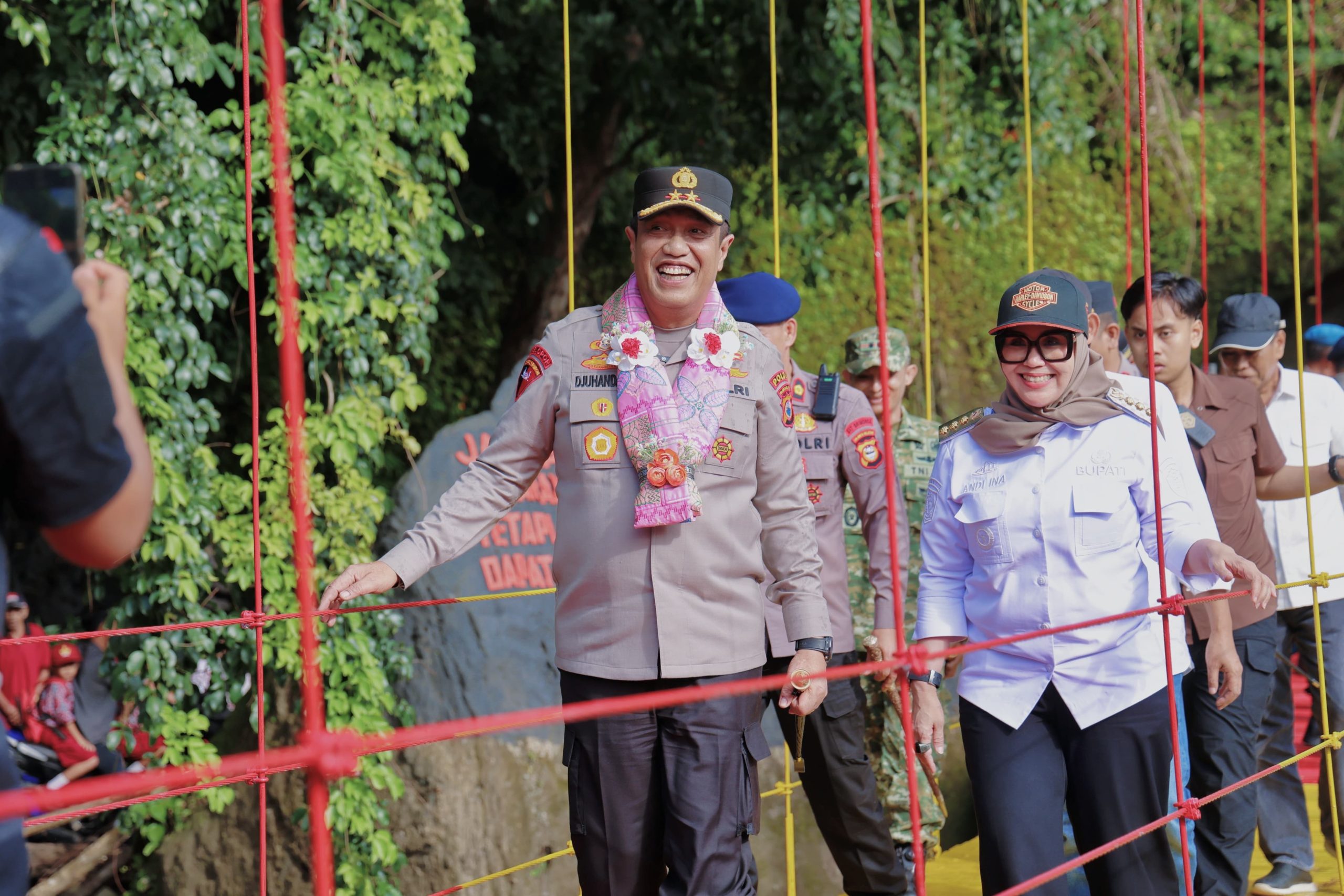 Bupati Barru Apresiasi Sinergi Kapolda Sulsel Bangun Jembatan Gantung di Pakka Nepo