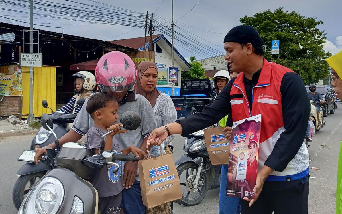 Pertamina Sulawesi Berbagi 3.300 Takjil, Agen dan SPBE Turun Langsung ke Jalan