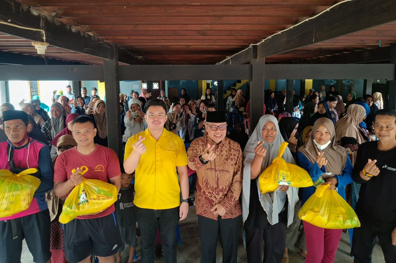 Taufan Pawe Salurkan 5000 Paket Cinta di Pasar Murah Parepare, Warga: Sangat Membantu Kami