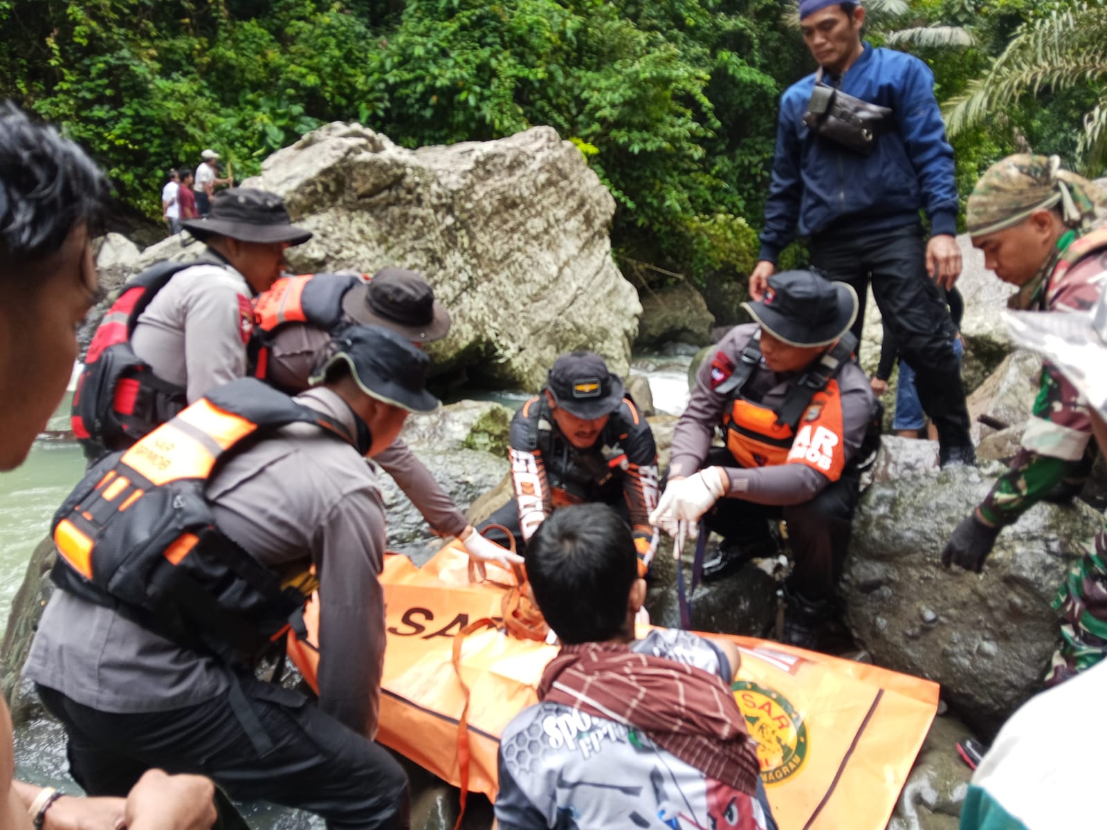Bhabinkamtibmas yang Terseret Banjir di Pinrang Ditemukan Meninggal Dunia