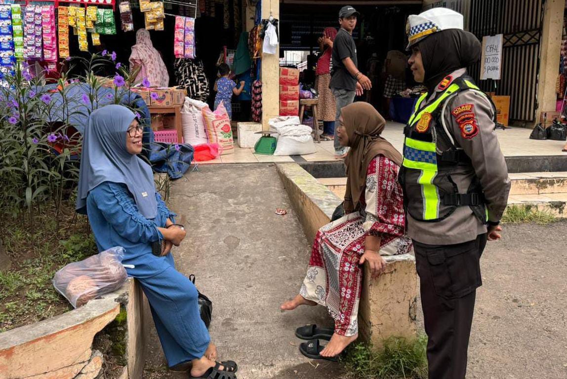 Satlantas Parepare Edukasi Warga Pasar melalui Program Polantas Menyapa
