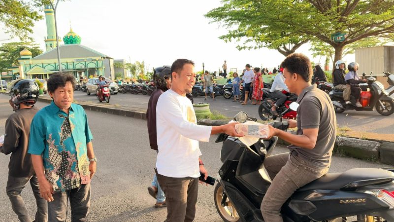 Bawaslu Parepare Berbagi Takjil di Kampung Enjoy, Tebar Keberkahan Ramadan bersama Masyarakat