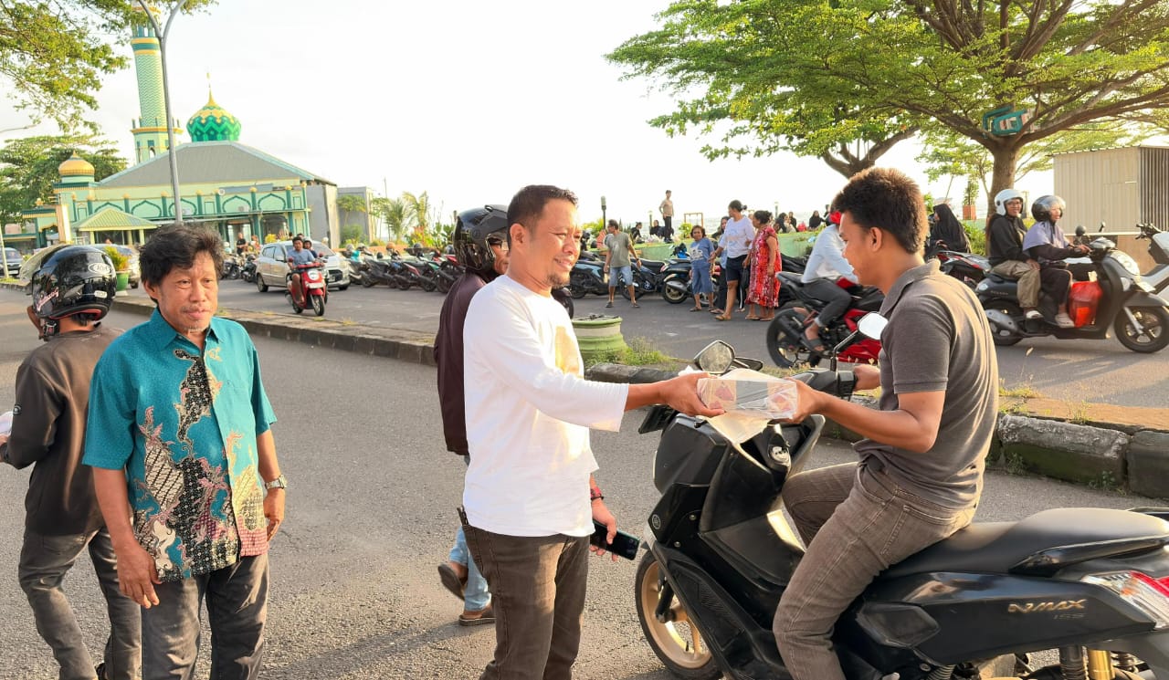 Bawaslu Parepare Berbagi Takjil di Kampung Enjoy, Tebar Keberkahan Ramadan bersama Masyarakat