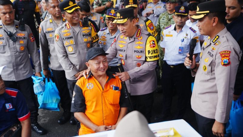 Tinjau Terminal Purabaya, Kapolri Ingatkan Sopir Bus Berhati-hati dan Jaga Keselamatan Pemudik