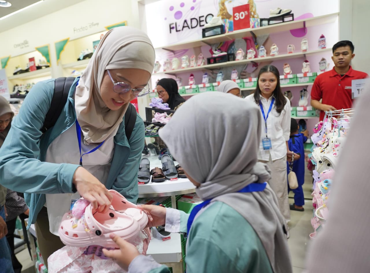 Pertamina Sulawesi Gelar SEBARAN 5.0, Ajak Anak Yatim Belanja Baju Lebaran