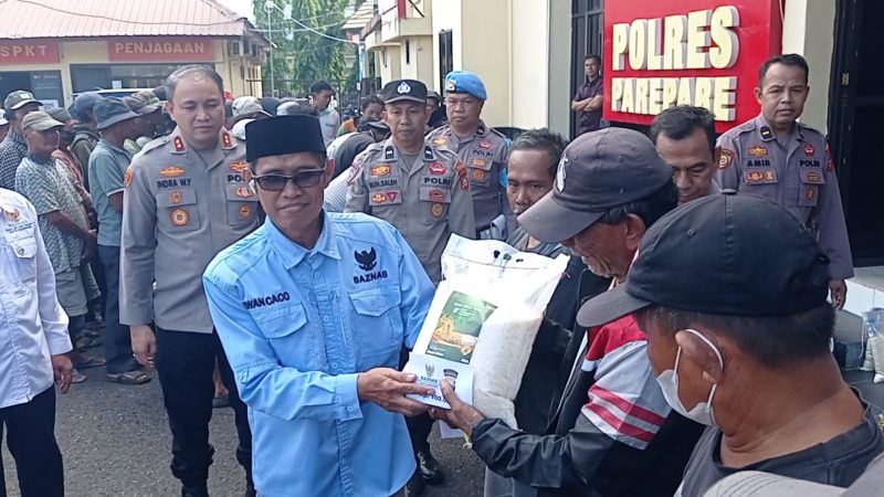 Kolaborasi dengan Baznas, Polres Parepare Salurkan Zakat Fitrah Personil kepada Warga Layak Terima