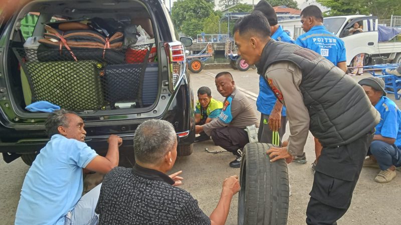 Ban Mobil Pemudik Pecah di Pelabuhan Parepare, Polisi Turun Tangan Bantu Perbaikan