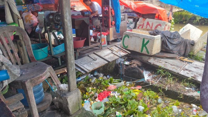 Jorok, Sampah hingga Bangkai Penuhi Selokan Pasar Kampung Jaya Pinrang
