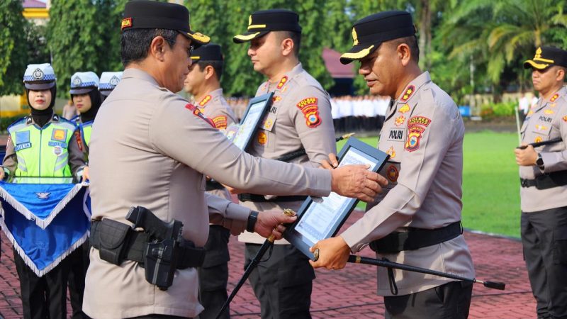 Penyerahan Penghargaan Pelaksanaan Operasi Ketupat 2026, Kapolda Sulsel Apresiasi Kinerja Polres Jajaran