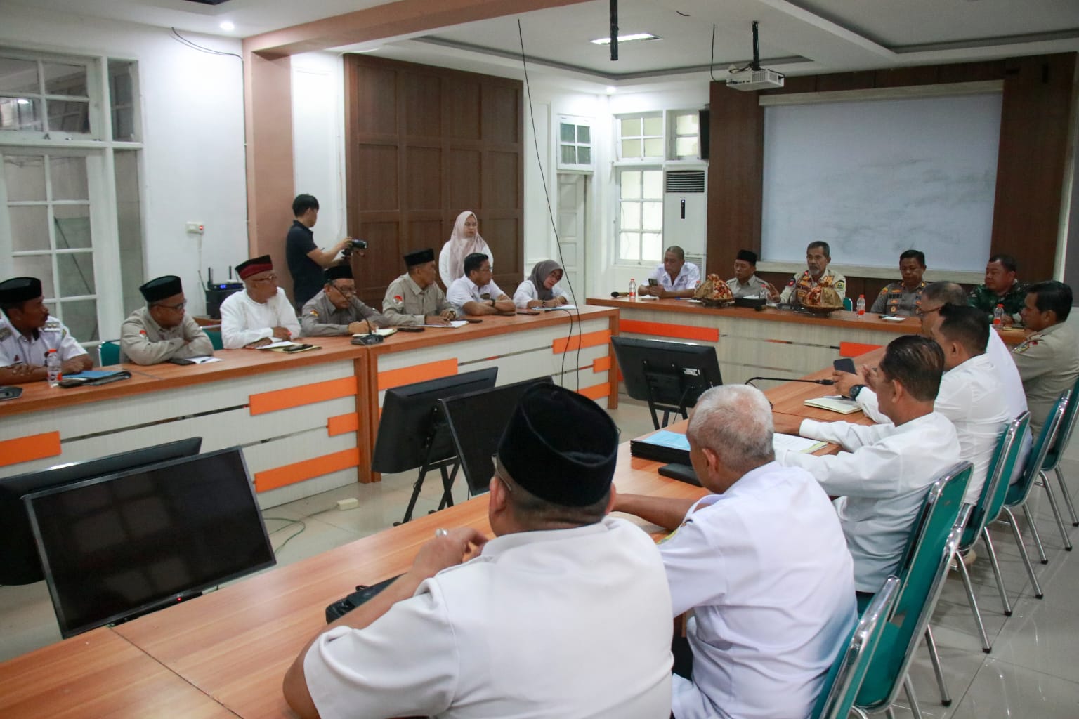 Plh Sekda Barru Pimpin Rapat Mediasi Perselisihan Tempat Pelaksanaan Salat Id di Masjid Nurut Tajdid BTN Pepabri