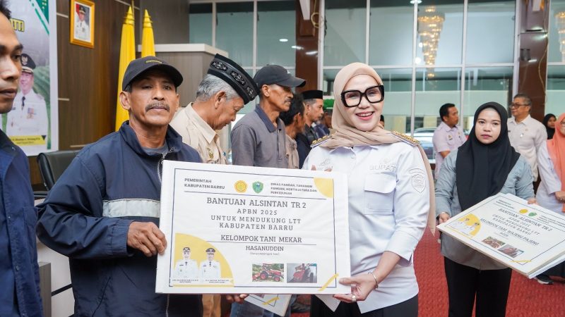 Genjot Perluasan Tambah Tanam, Bupati Barru Serahkan Bantuan Alsintan Kepada 13 Kelompok Tani