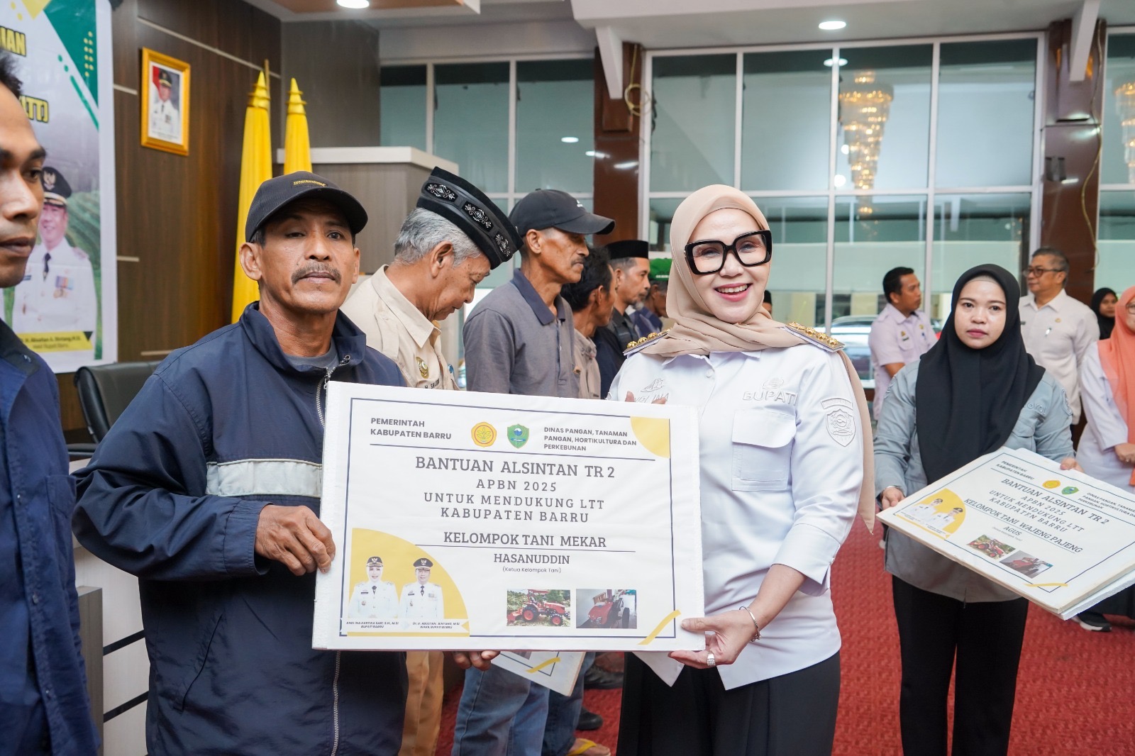 Genjot Perluasan Tambah Tanam, Bupati Barru Serahkan Bantuan Alsintan Kepada 13 Kelompok Tani