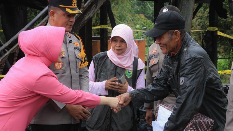 Kapolres Barru Bersama Ketua Bhayangkari Serahkan Bantuan Kepada Korban Kebaaran di Lasitae