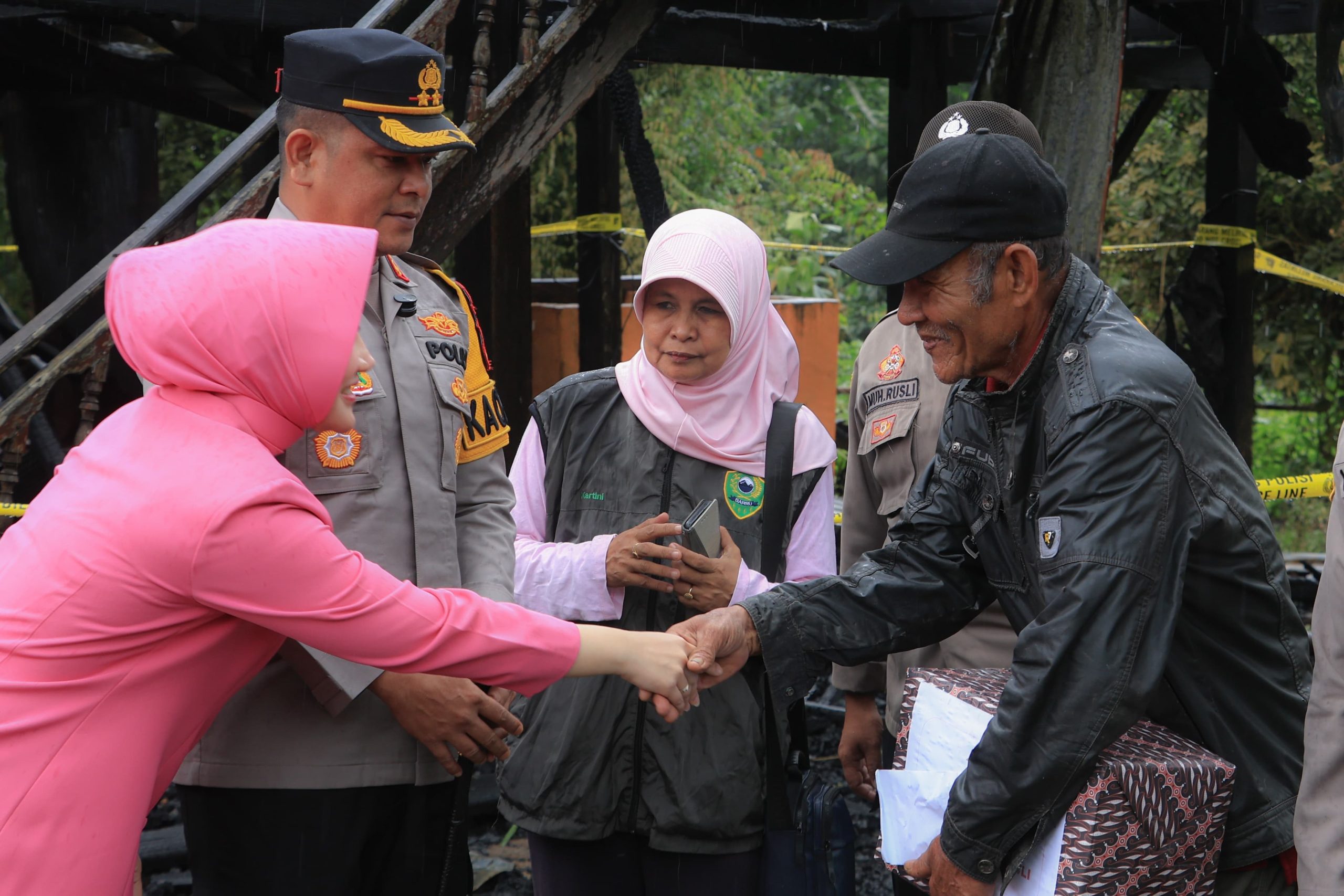 Kapolres Barru Bersama Ketua Bhayangkari Serahkan Bantuan Kepada Korban Kebaaran di Lasitae