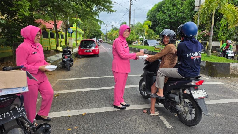 Personel Polres Barru Bersama Bhayangkari Berbagi Takjil kepada Pengendara di Depan Mako Polres