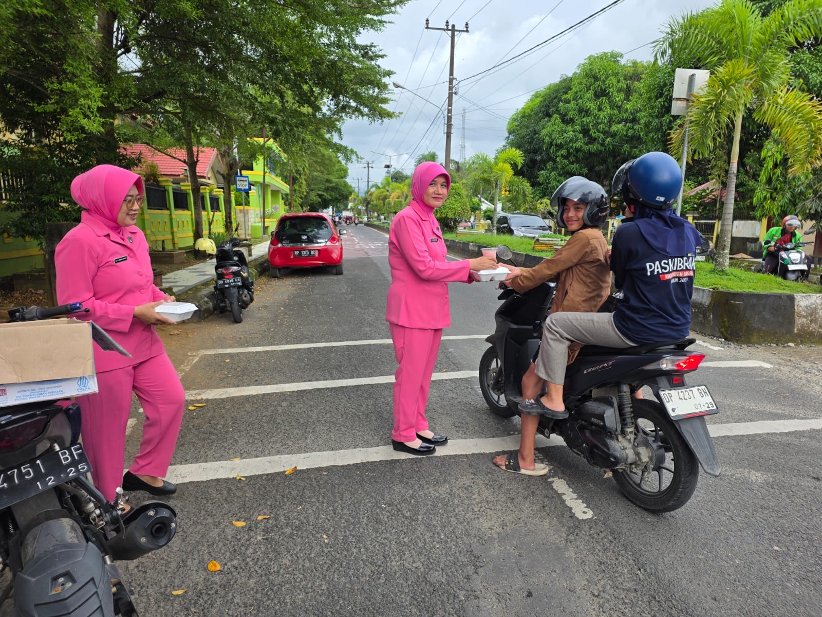 Personel Polres Barru Bersama Bhayangkari Berbagi Takjil kepada Pengendara di Depan Mako Polres