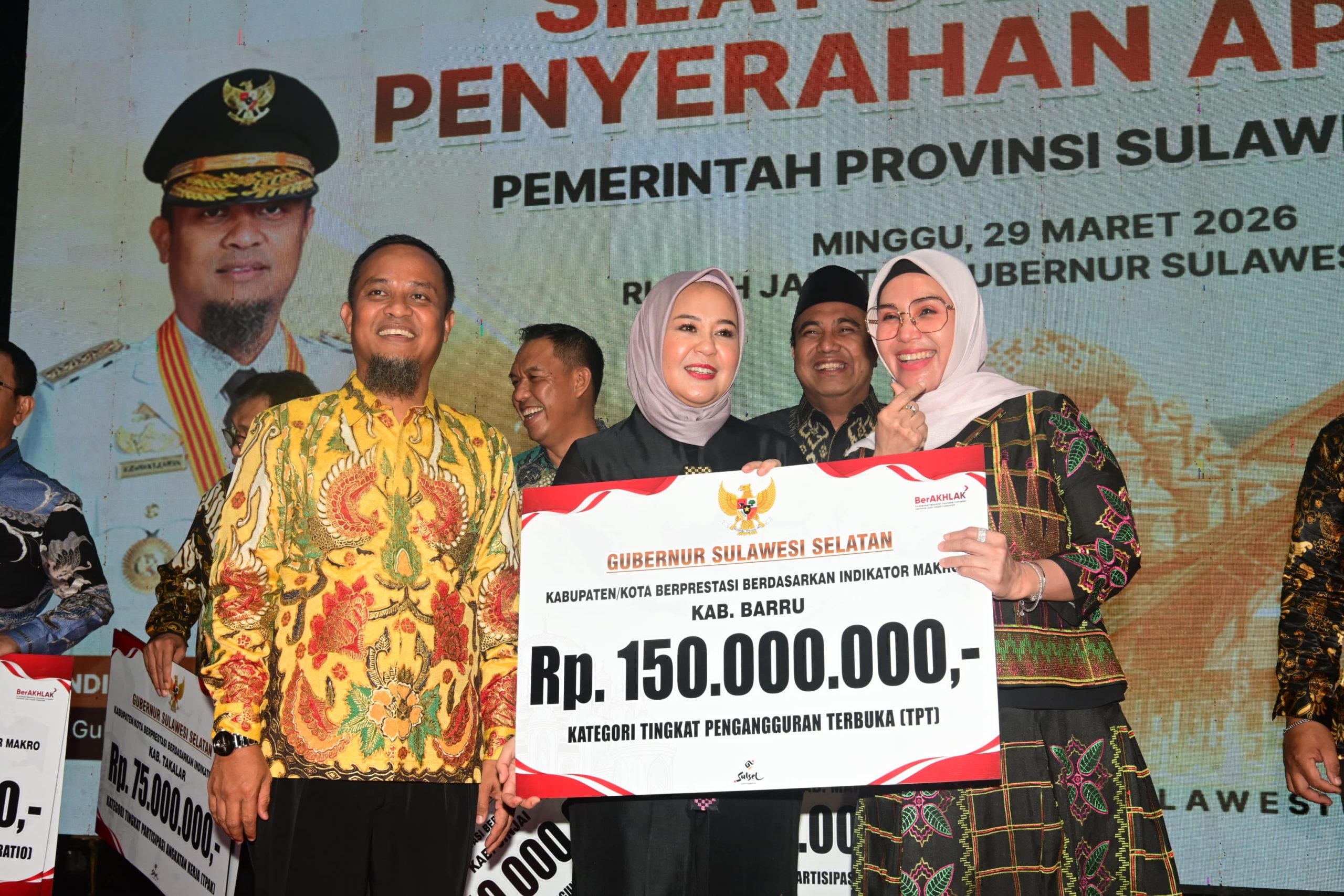 Di Bawah Kepemimpinan Andi Ina Pemkab Barru Dinobatkan Sebagai Kabupaten Berprestasi berdasarkan Indikator Makro Kategori TPT