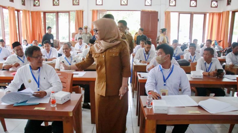 Pastikan Tahapan Berjalan Transparan & objektif, Bupati Barru Tinjau Pelaksanaan Tes Tulis Cakades